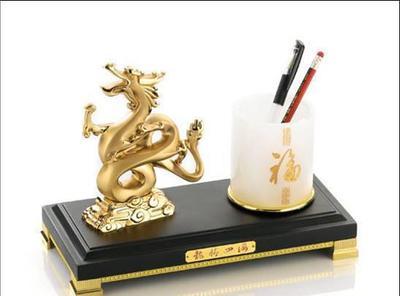 龍騰商海 華爾街龍、水晶龍與金屬龍年擺件，商務禮贈的藝術與意蘊